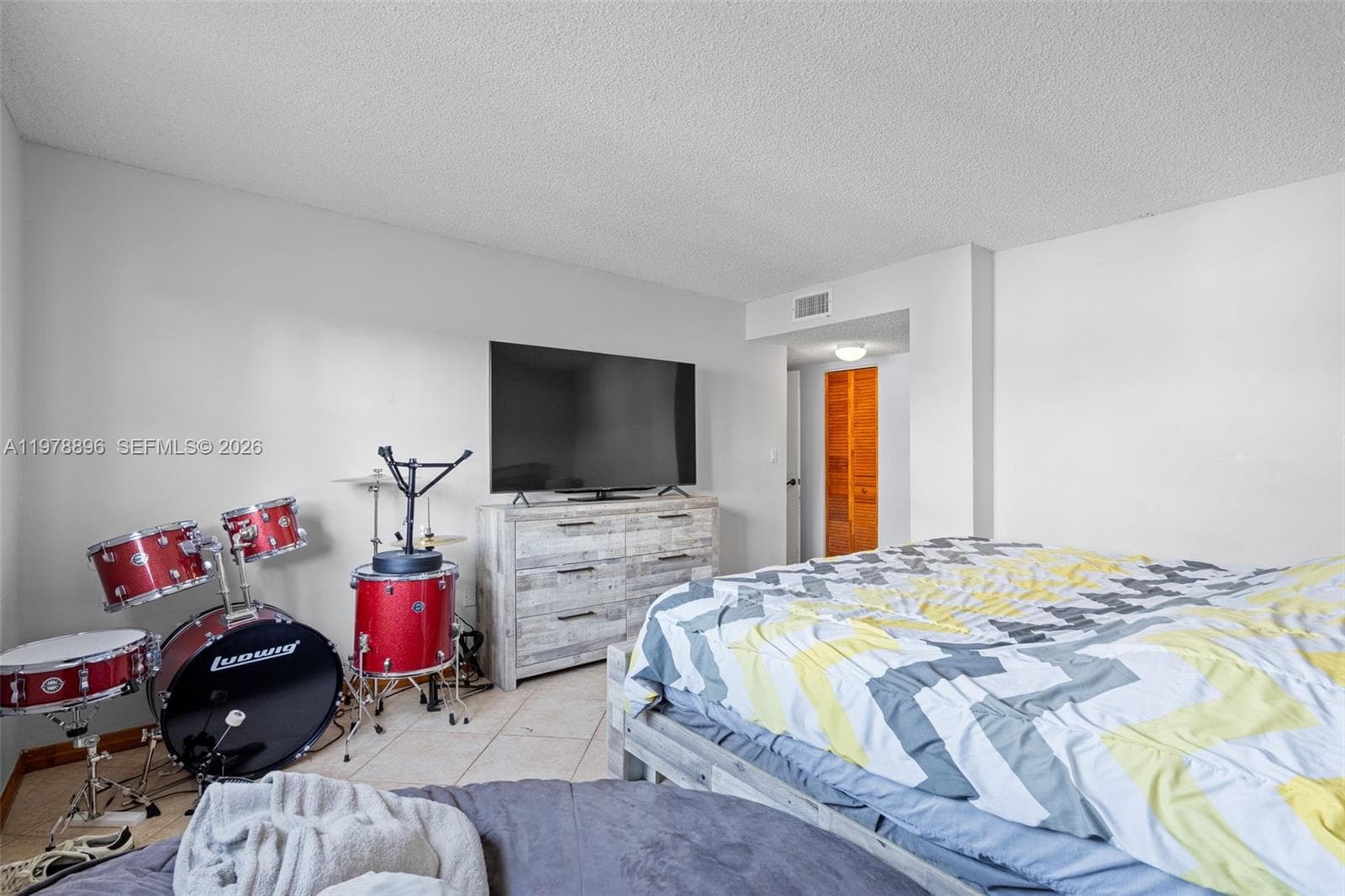 A11978896 — Miami Beach — 17