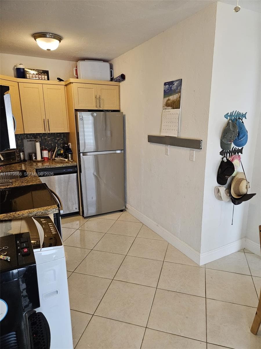 A11979868 — Miami Beach — 6