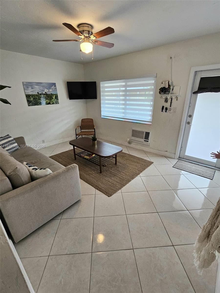 A11979868 — Miami Beach
