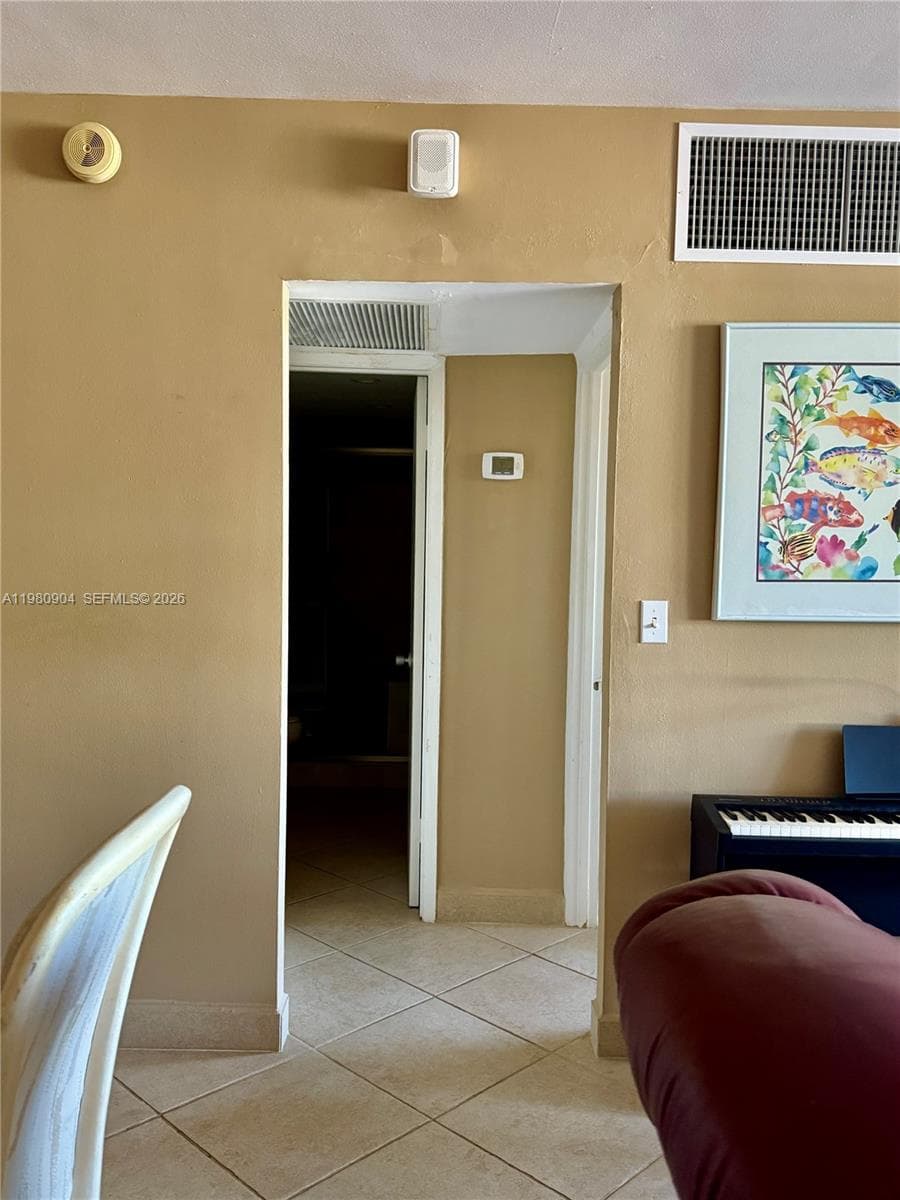 A11980904 — Miami Beach — 6