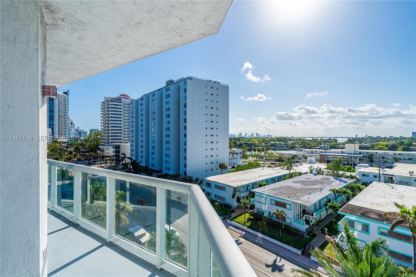 A11981116 — Miami Beach — 35