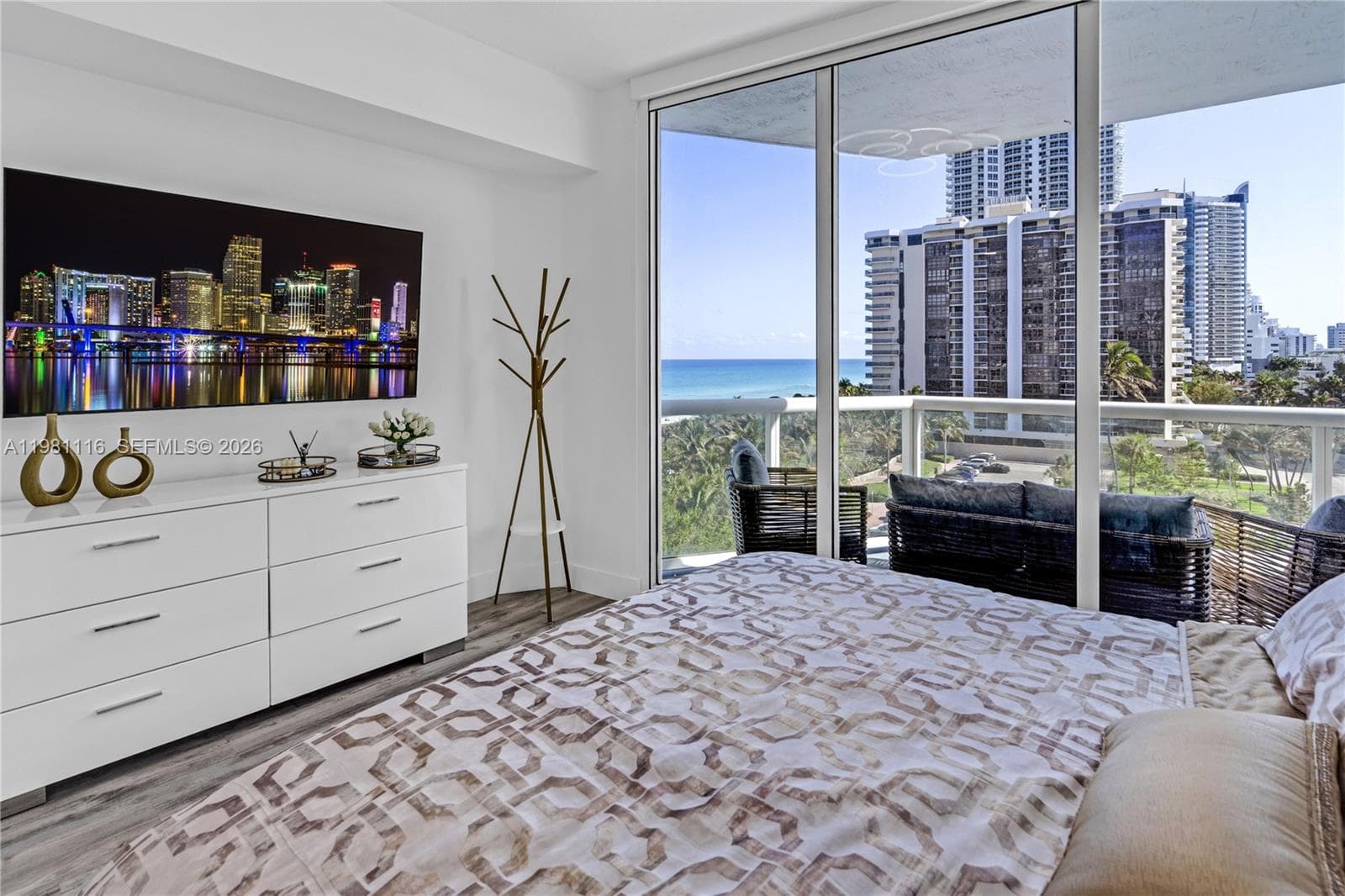 A11981116 — Miami Beach — 25
