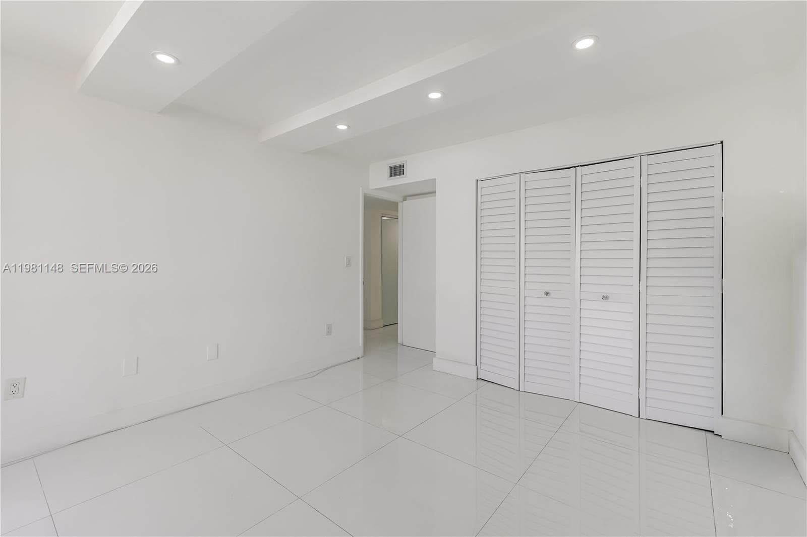 A11981148 — Miami Beach — 11
