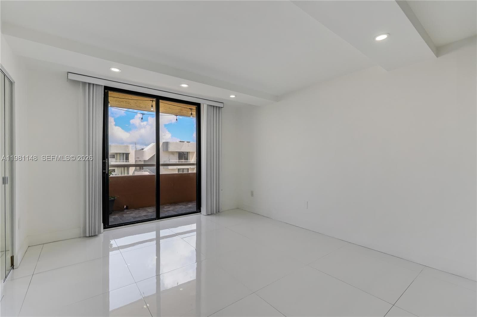 A11981148 — Miami Beach — 8