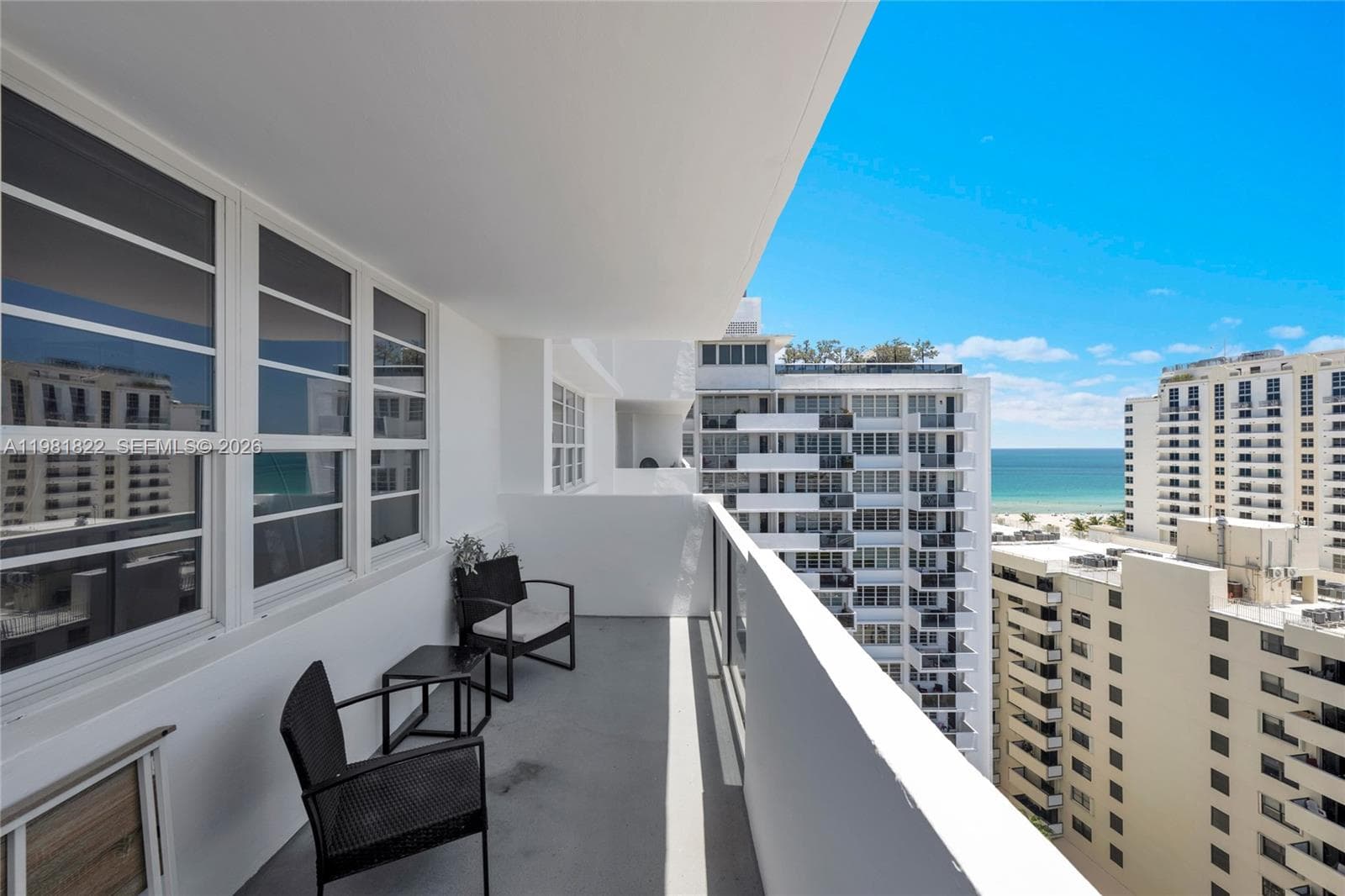 A11981822 — Miami Beach — 25