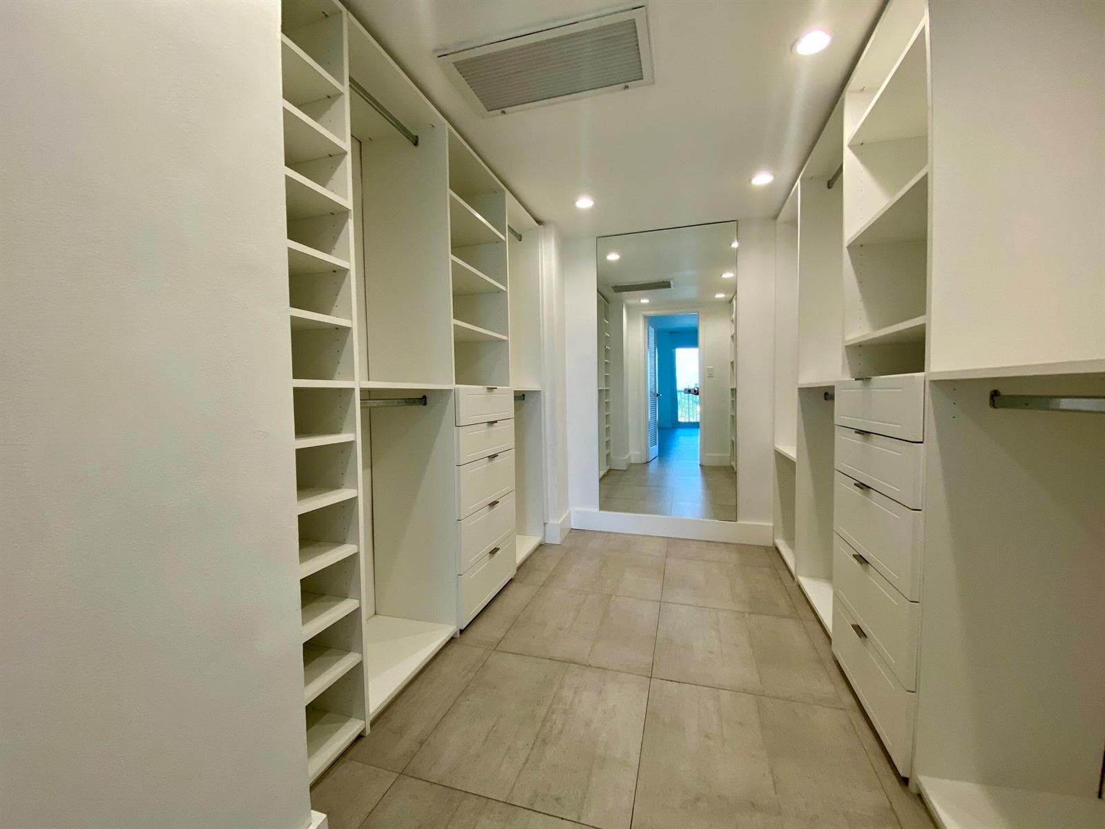 B26001206 — Miami Beach — 16