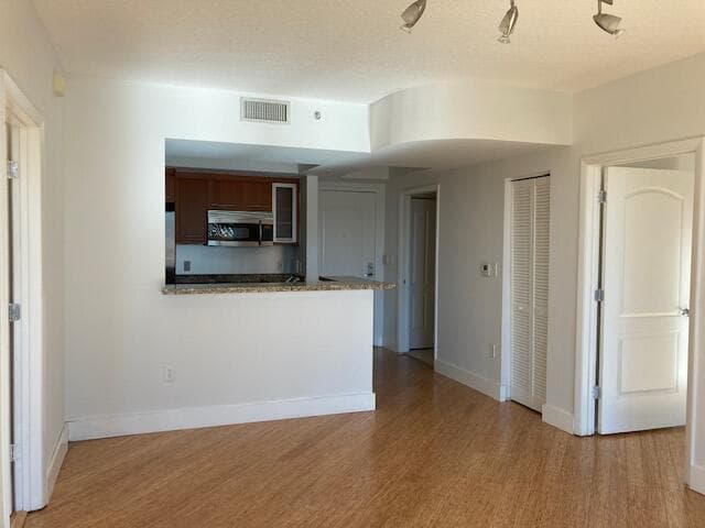B26001595 — Miami Beach — 2