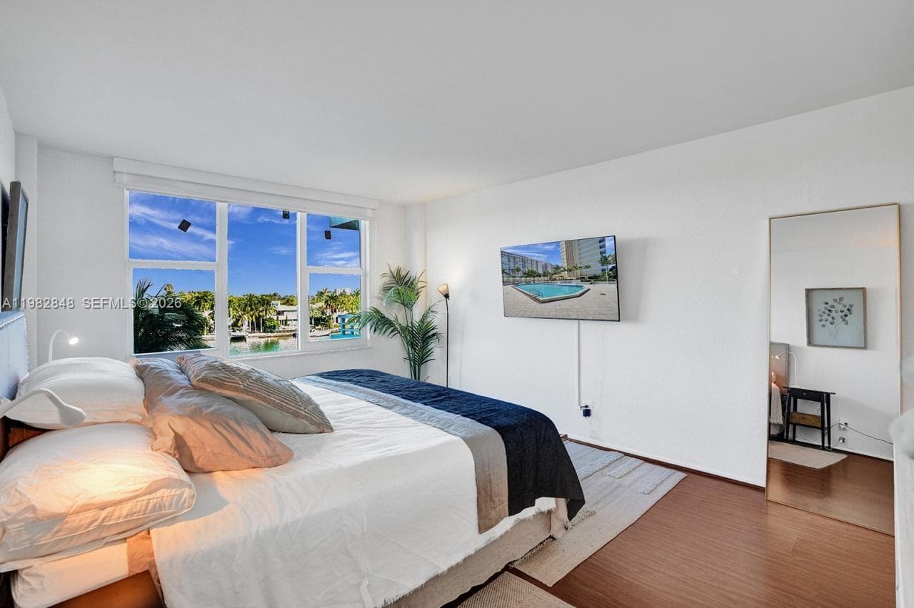 A11982848 — Miami Beach — 20