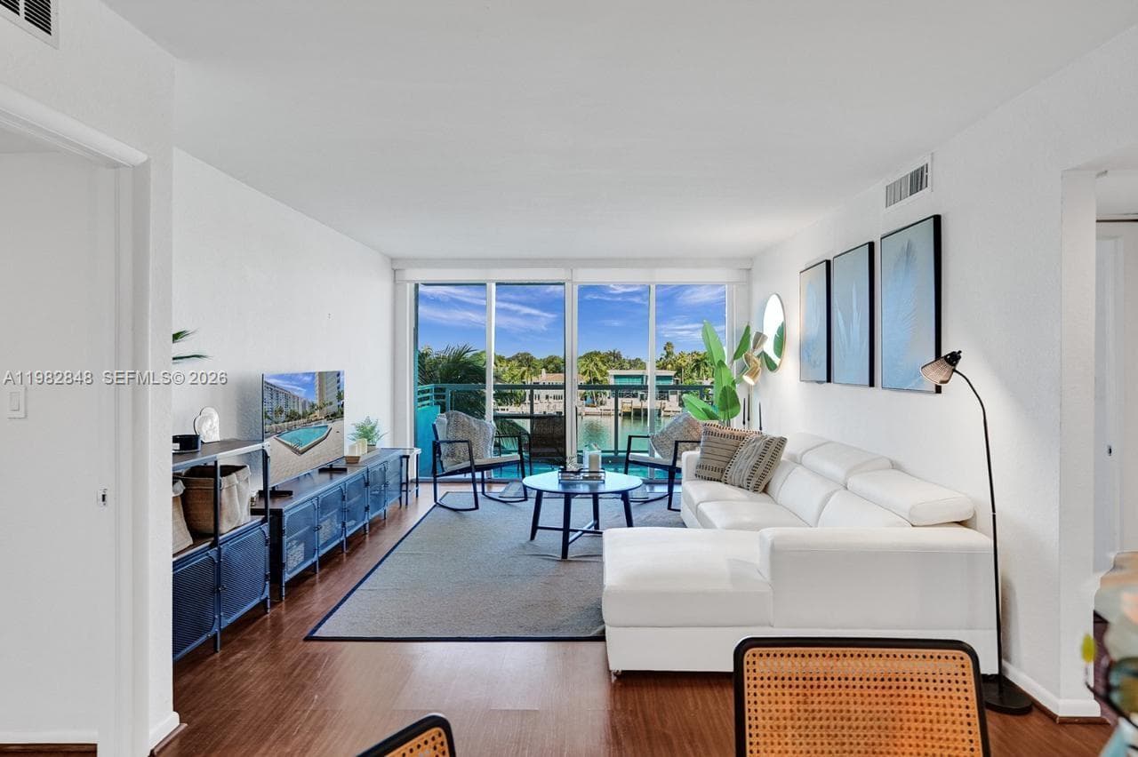 A11982848 — Miami Beach — 14
