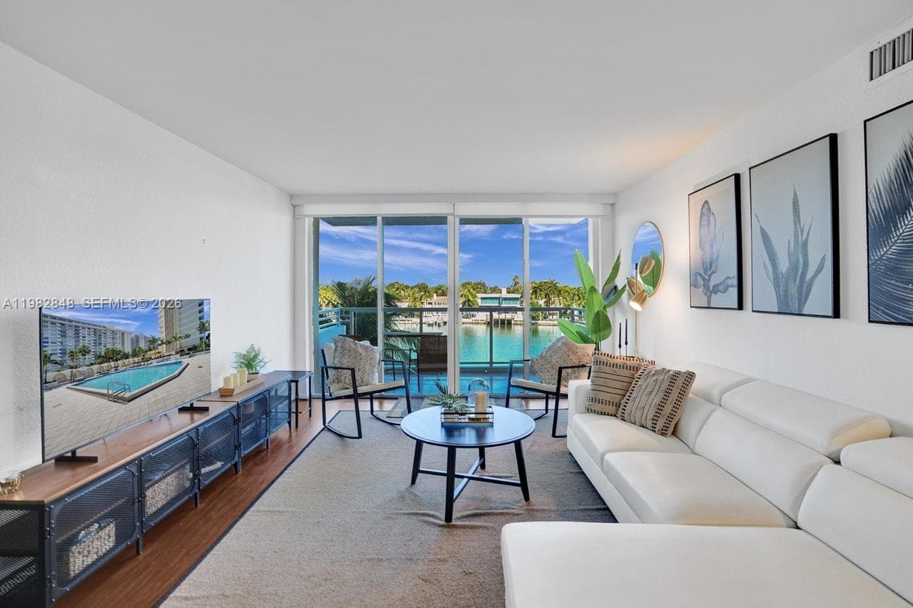 A11982848 — Miami Beach — 11