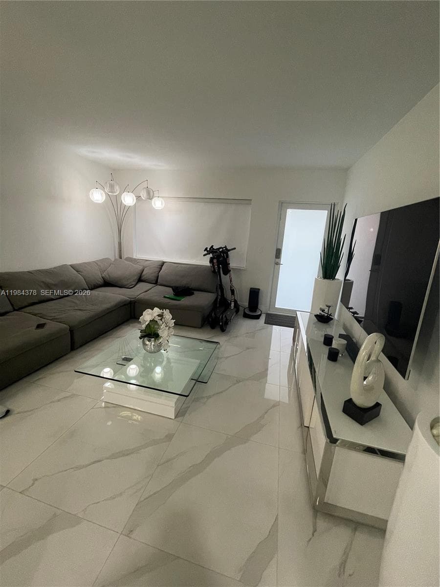 A11984378 — Miami Beach — 4