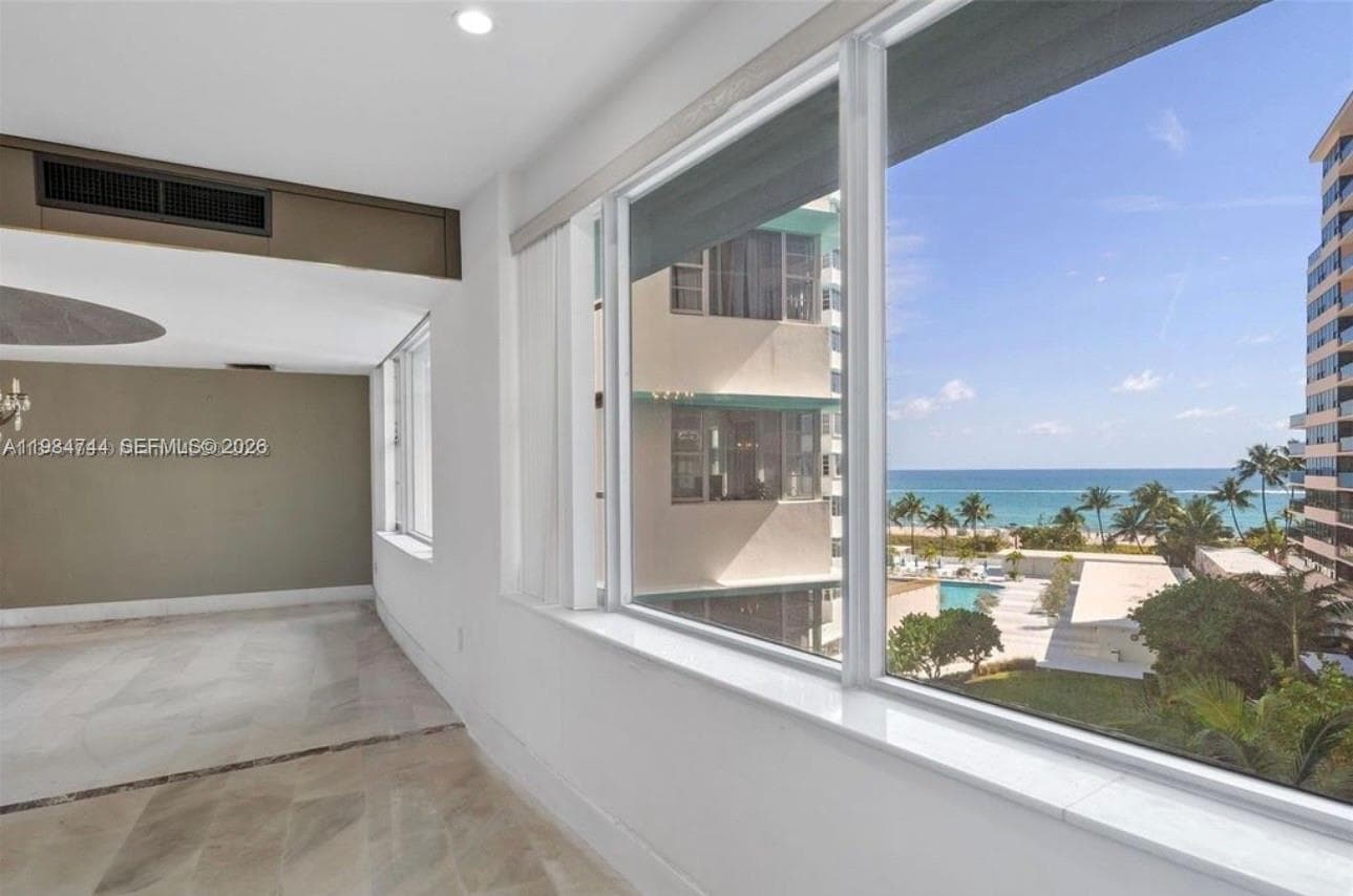 A11984744 — Miami Beach