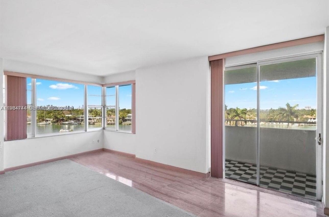 A11984744 — Miami Beach — 20