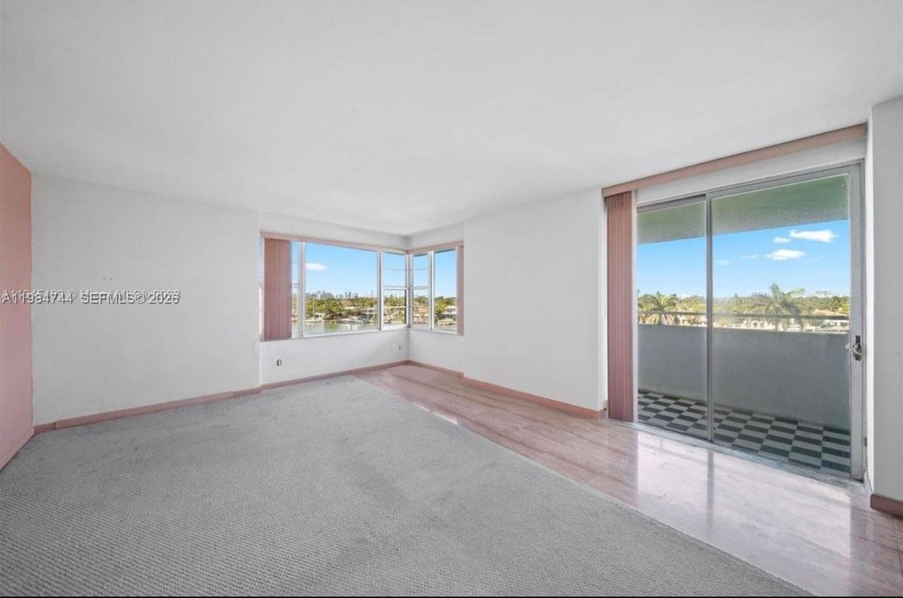 A11984744 — Miami Beach — 18