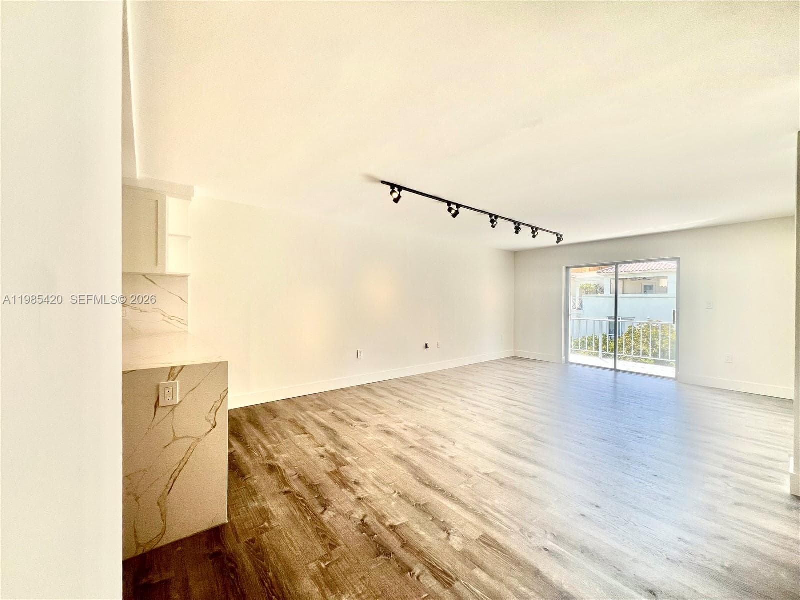 A11985420 — Miami Beach — 20