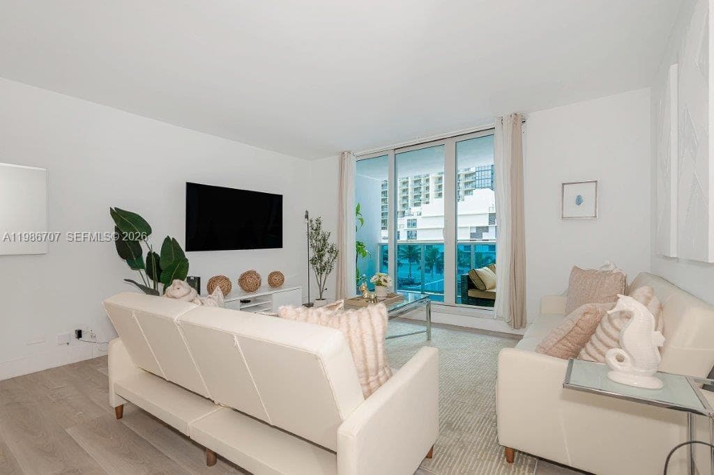 A11986707 — Miami Beach — 6