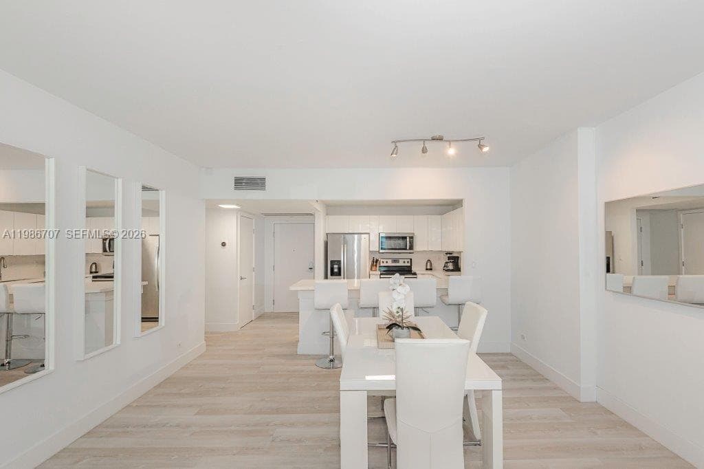 A11986707 — Miami Beach — 9