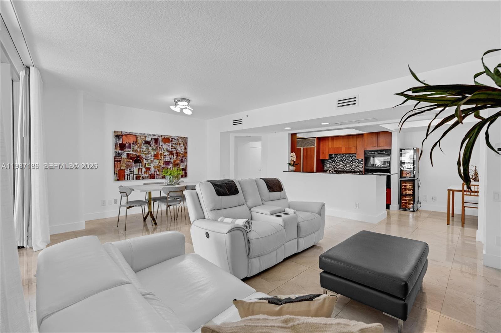 A11987189 — Miami Beach — 4