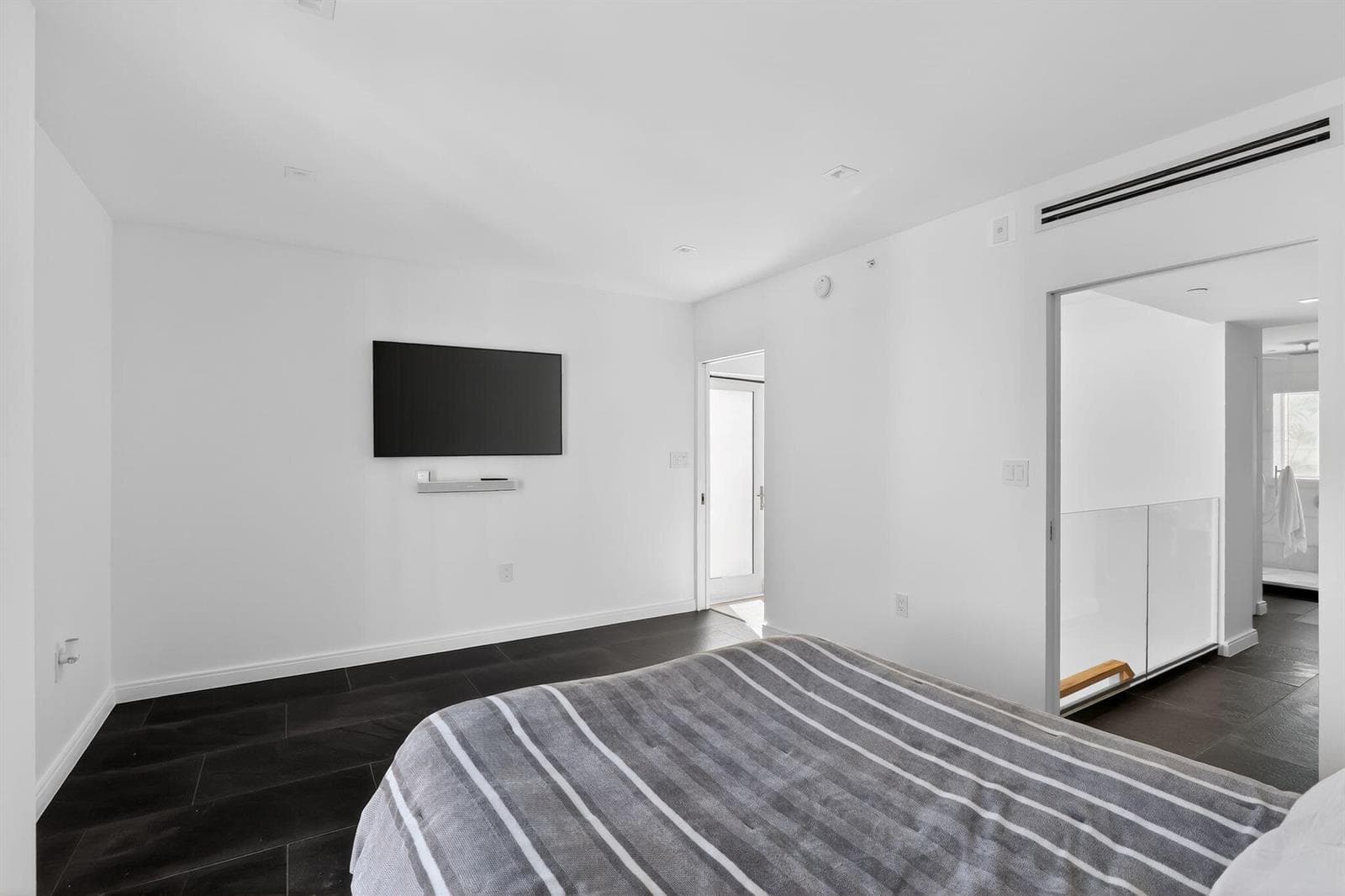 B26005371 — Miami Beach — 19