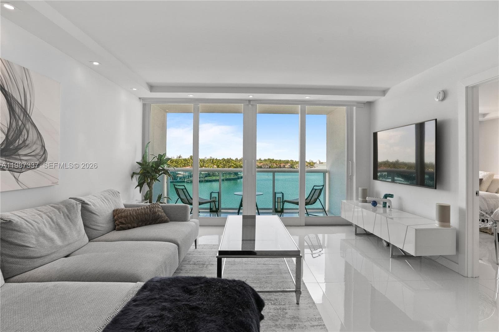 A11987337 — Miami Beach