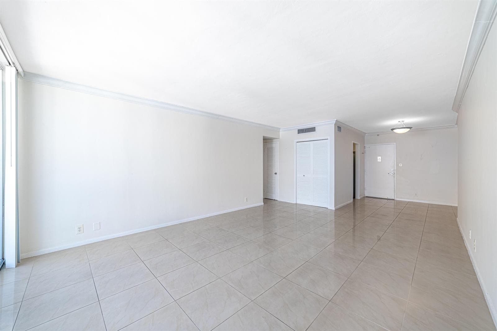 B26005979 — Miami Beach — 10