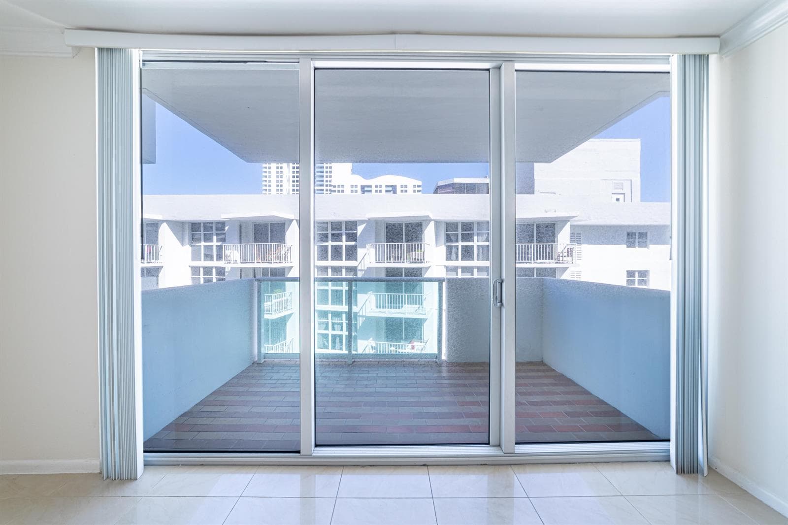 B26005979 — Miami Beach — 15