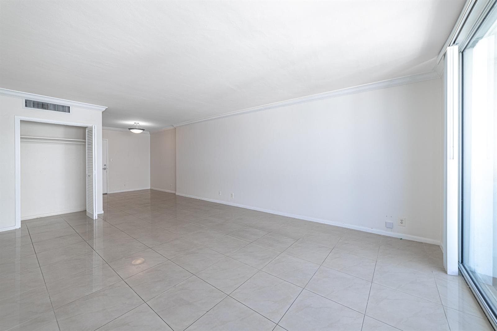 B26005979 — Miami Beach — 11