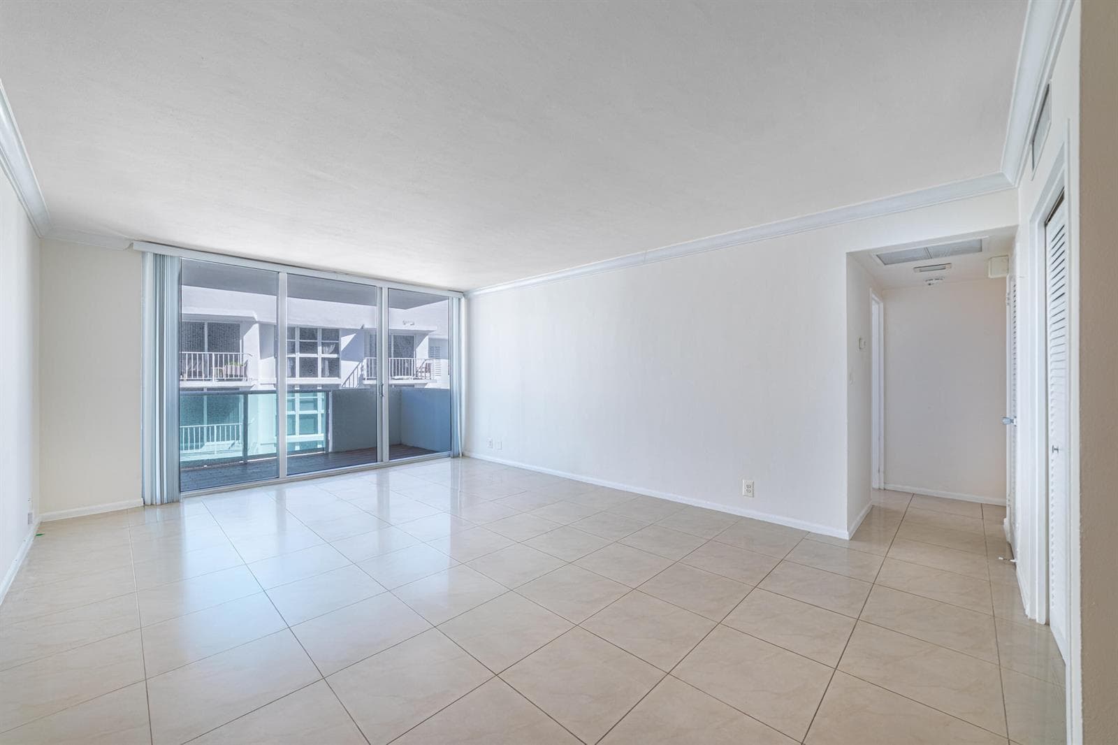 B26005979 — Miami Beach — 8