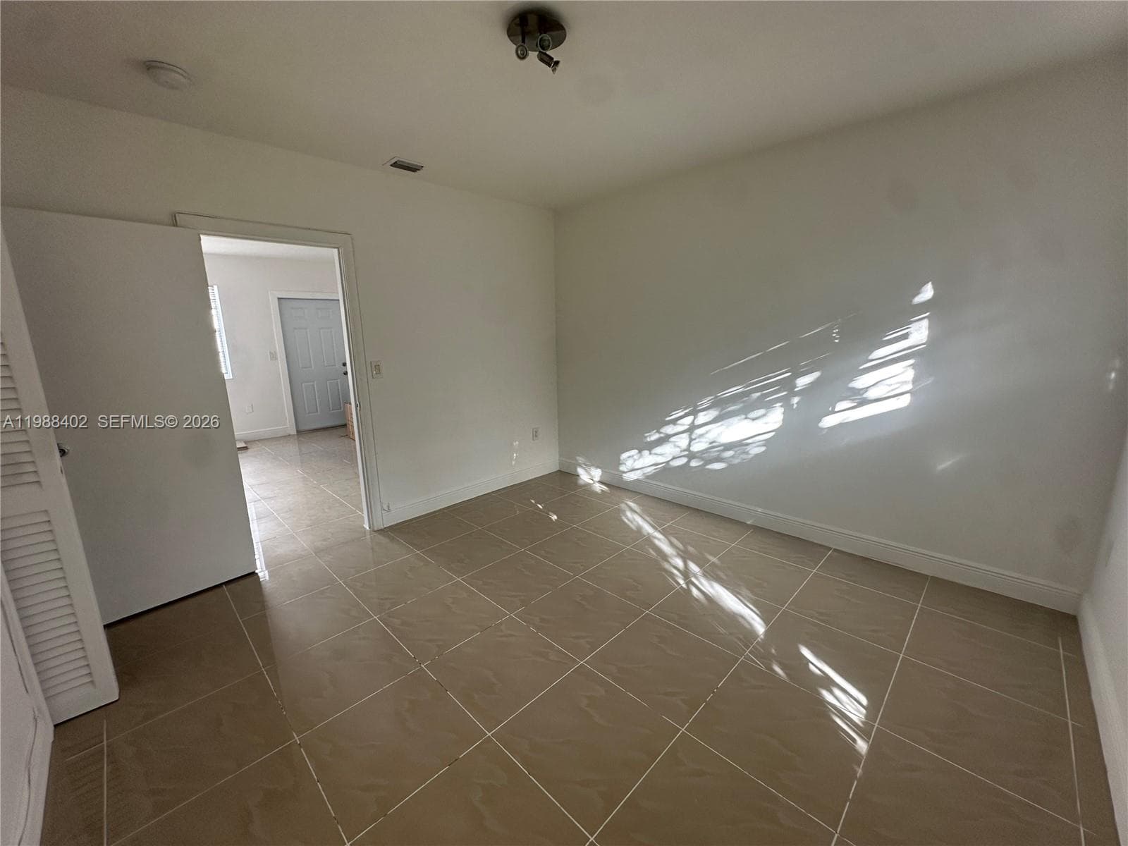A11988402 — Miami Beach — 6
