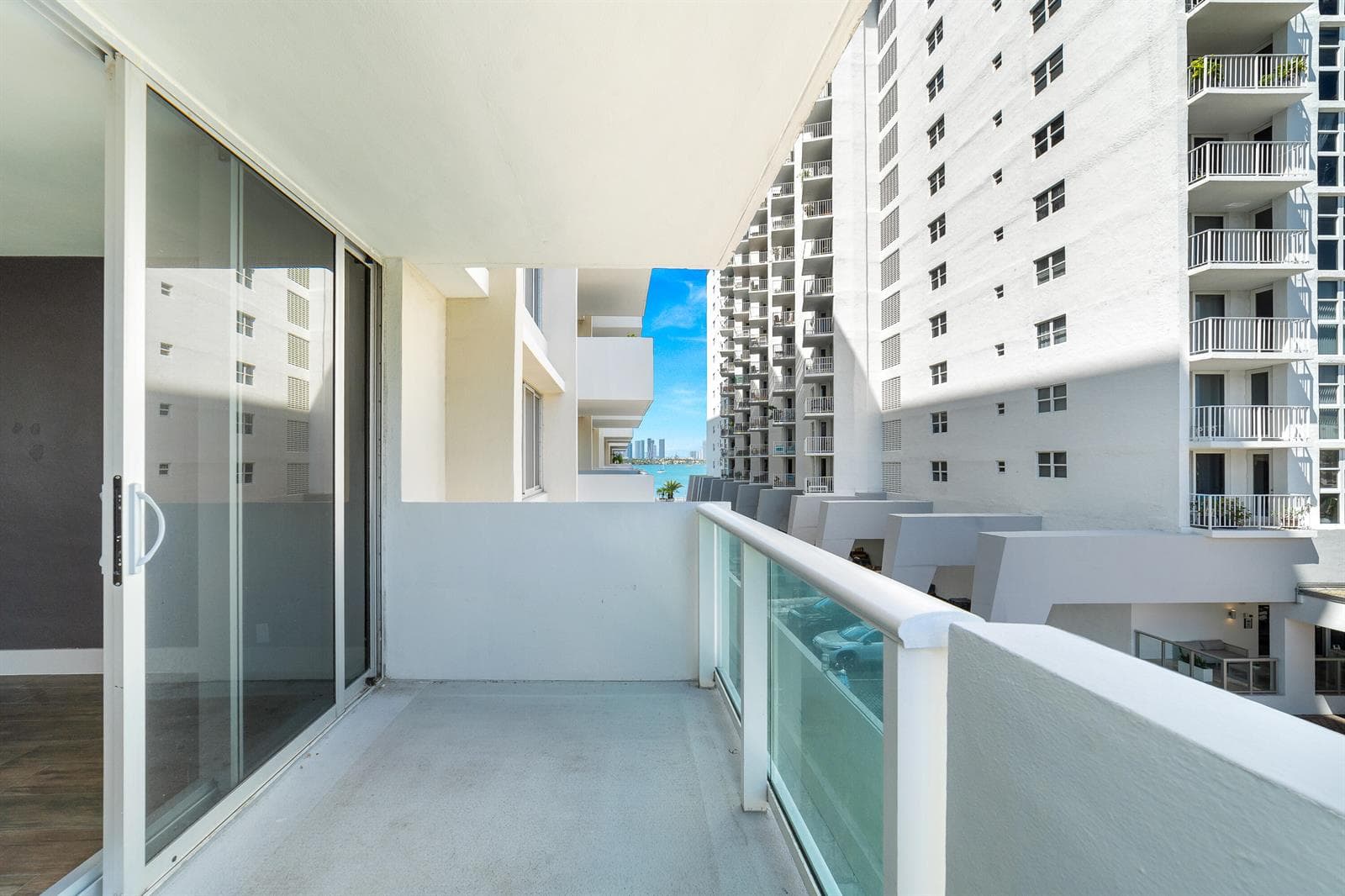 B26006179 — Miami Beach — 30