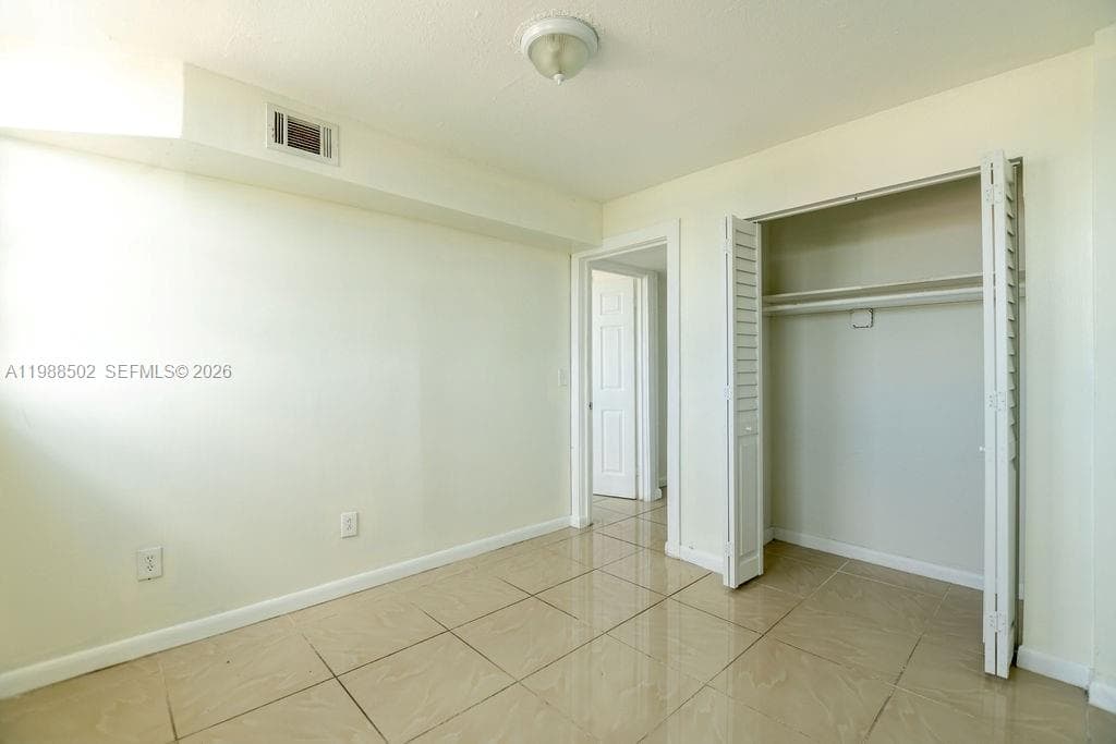 A11988502 — Miami Beach — 30