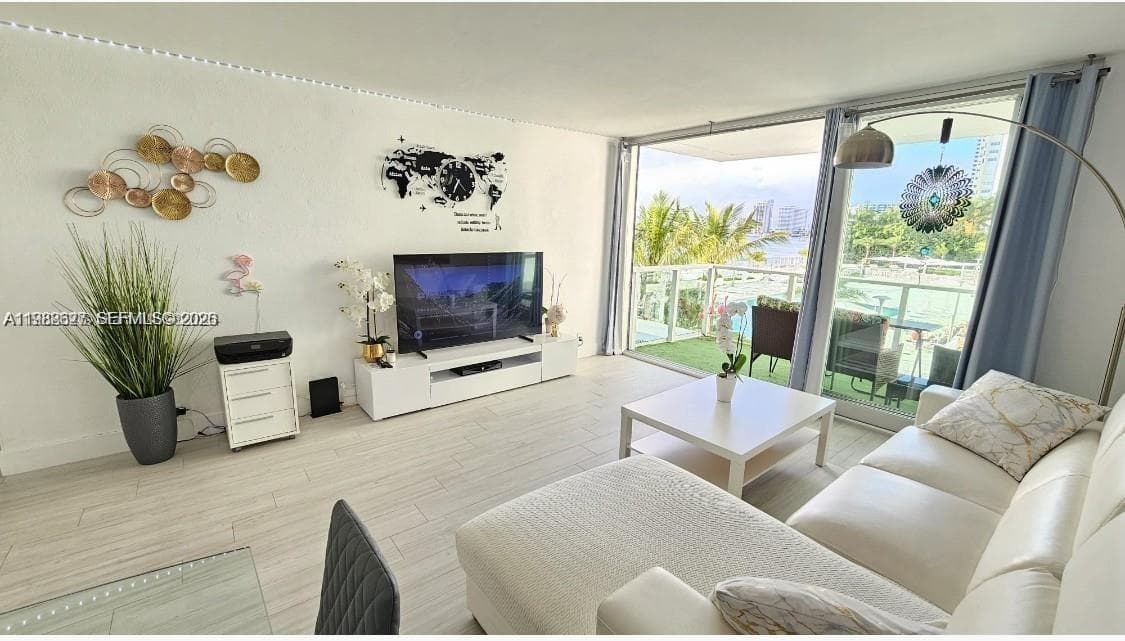 A11988627 — Miami Beach — 9