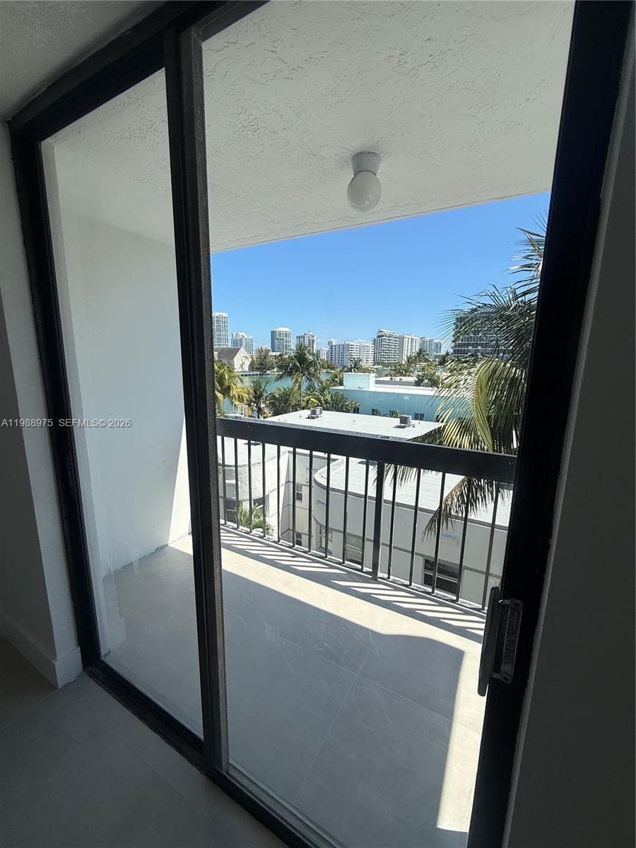 A11988975 — Miami Beach — 13