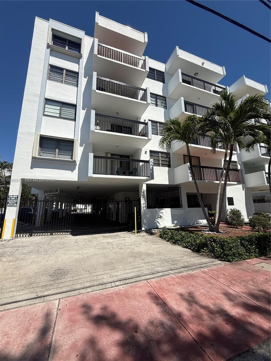 A11988975 — Miami Beach
