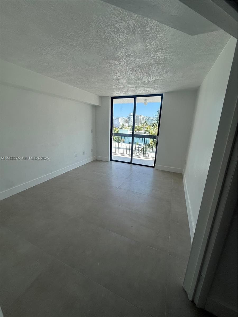A11988975 — Miami Beach — 8