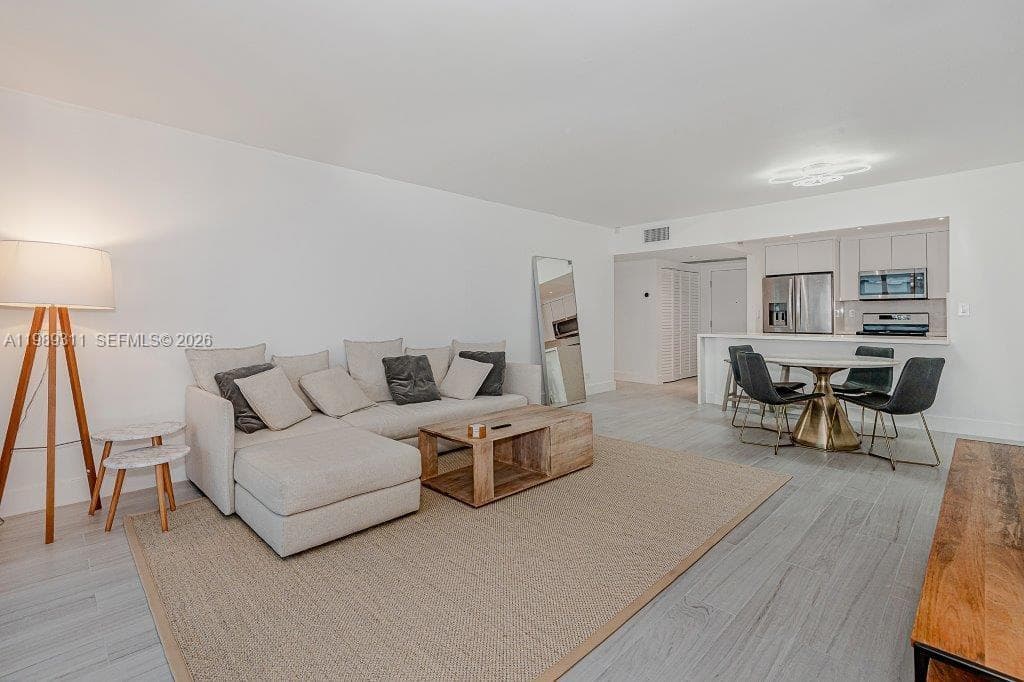 A11989311 — Miami Beach — 6