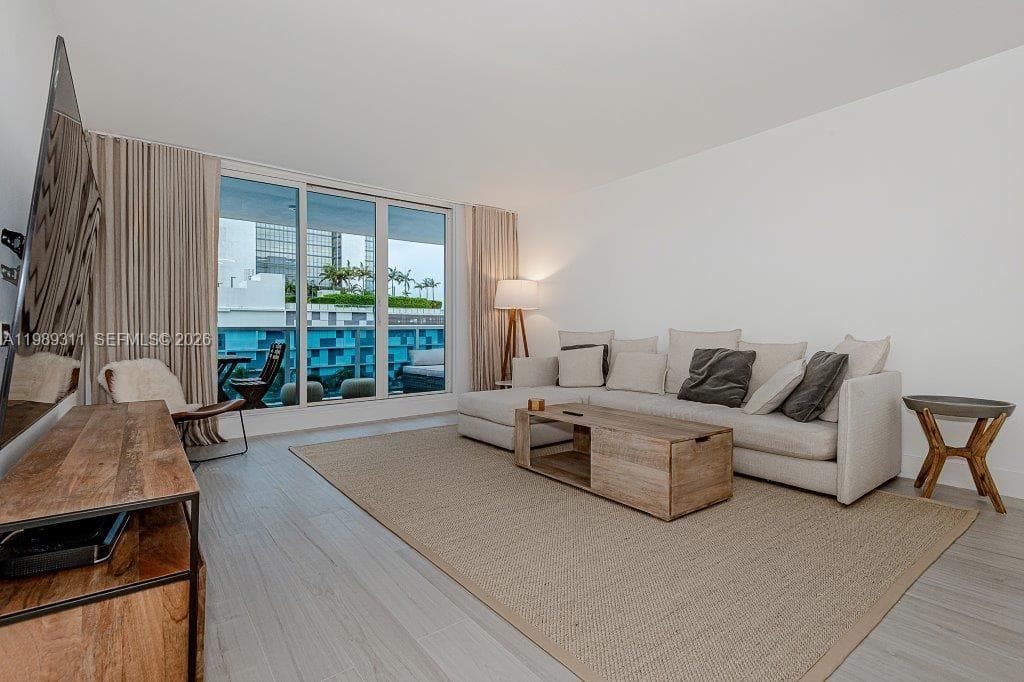 A11989311 — Miami Beach — 3