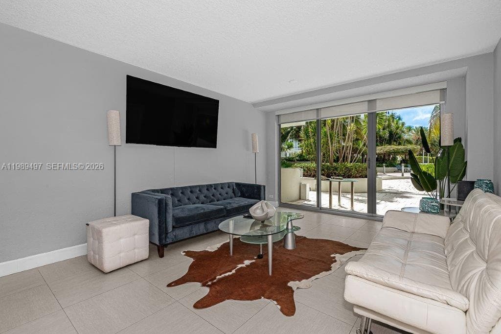 A11989497 — Miami Beach
