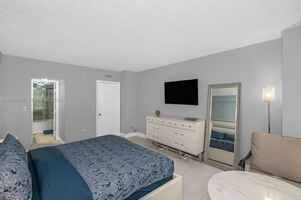 A11989497 — Miami Beach — 10