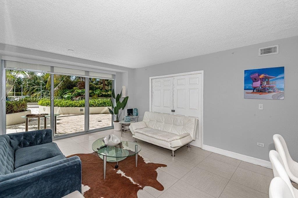 A11989497 — Miami Beach — 14