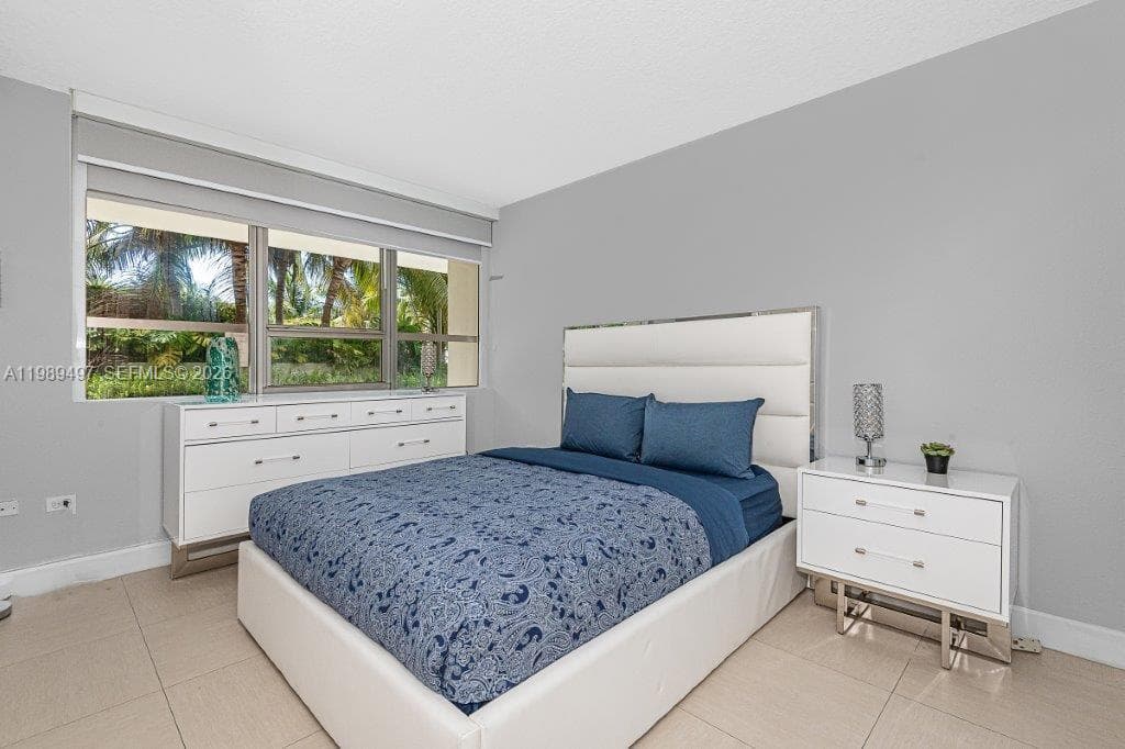 A11989497 — Miami Beach — 4