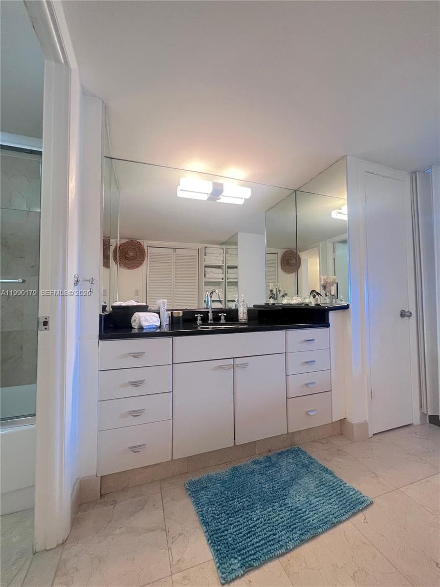 A11990179 — Miami Beach — 19
