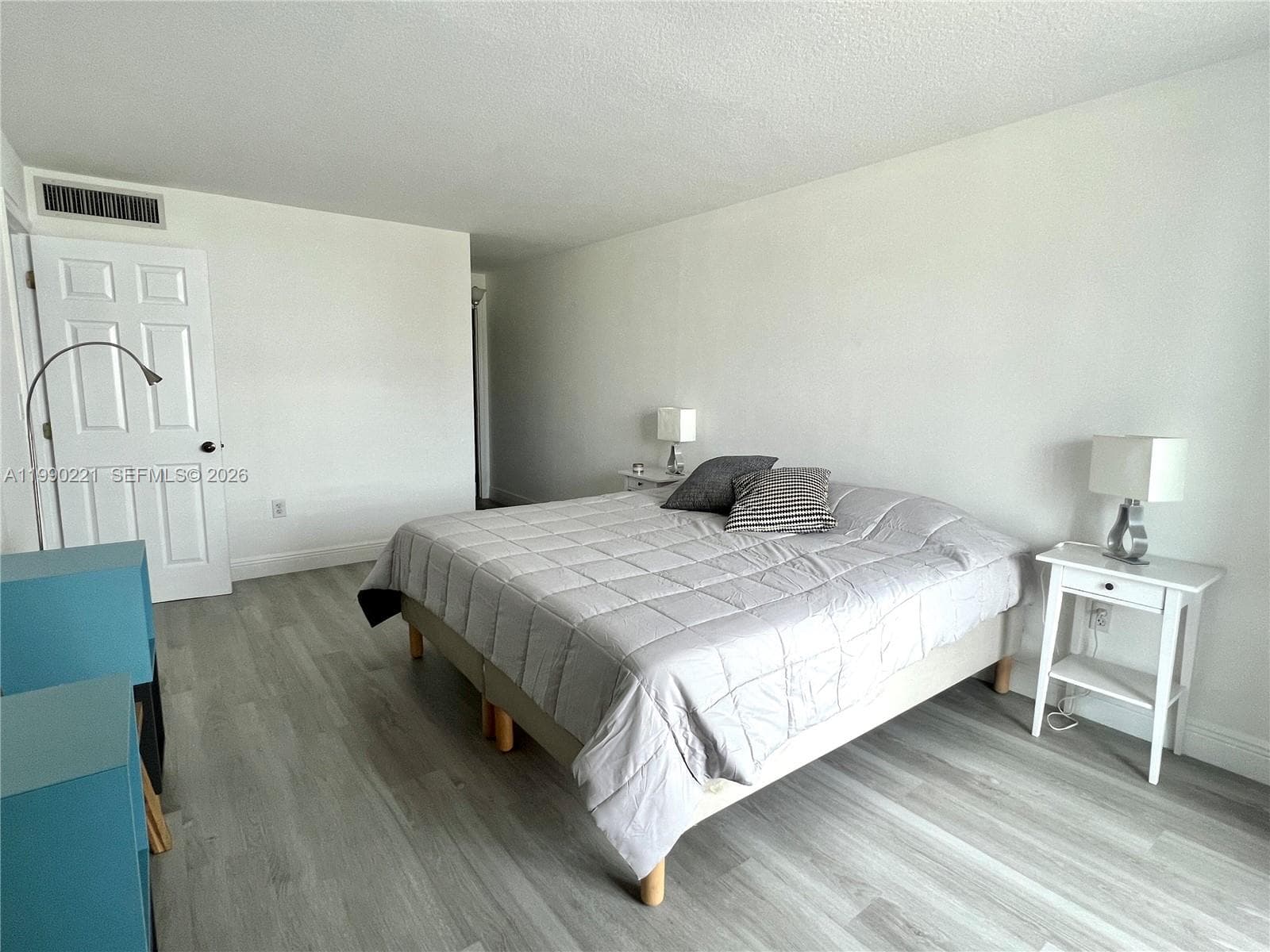 A11990221 — Miami Beach — 17