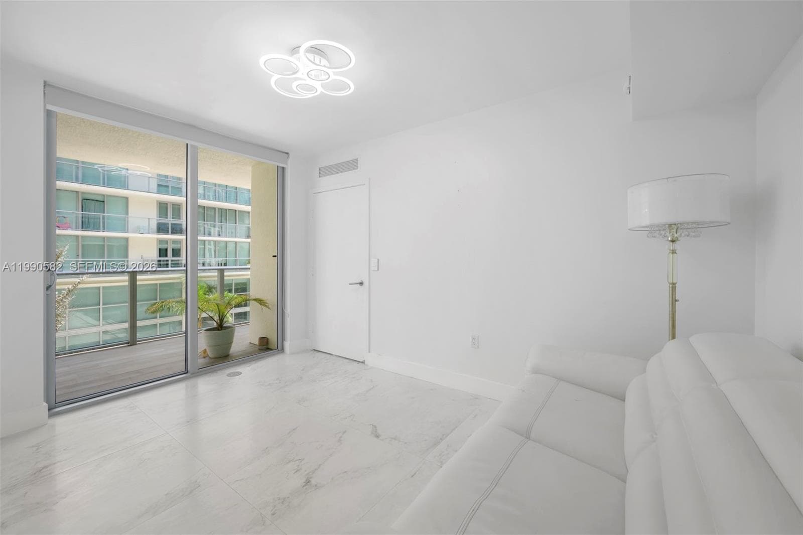 A11990582 — Miami Beach — 18