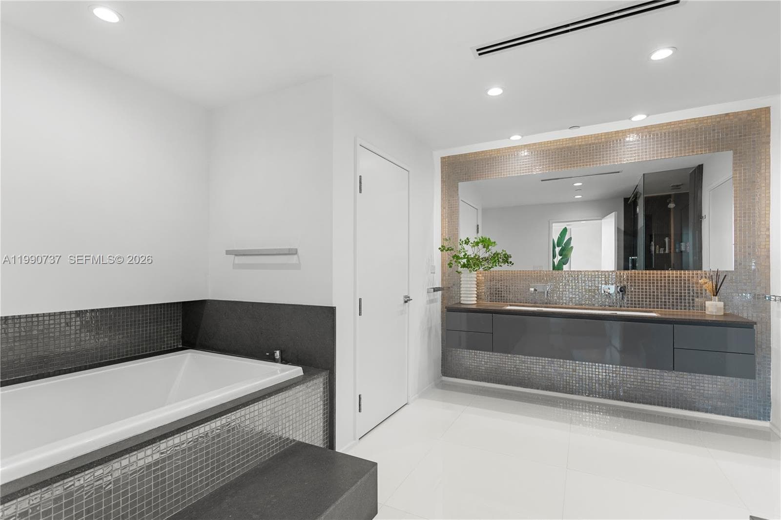 A11990737 — Miami Beach — 18