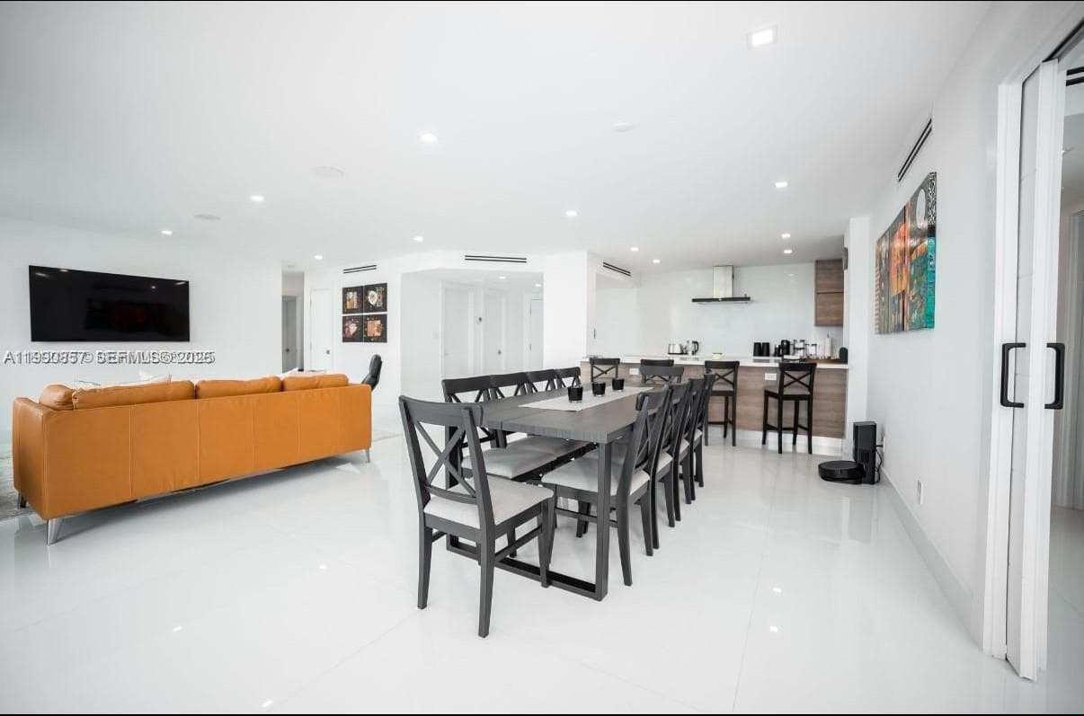 A11990857 — Miami Beach — 3