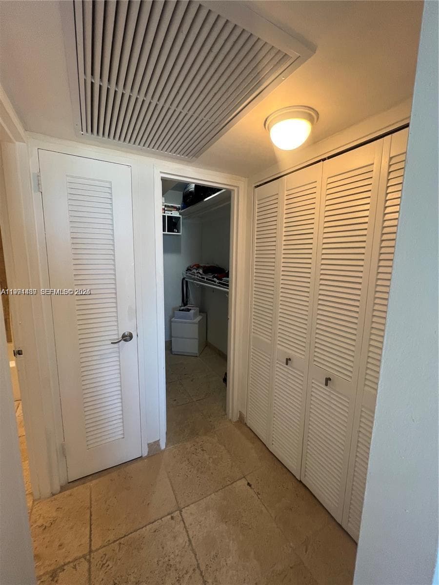A11991489 — Miami Beach — 16