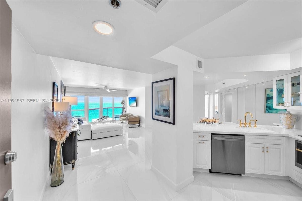 A11991637 — Miami Beach — 4