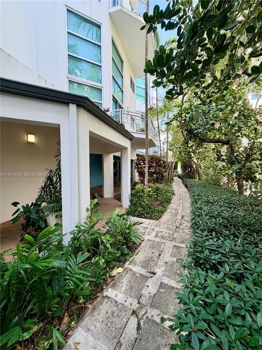 A11991839 — Miami Beach — 34