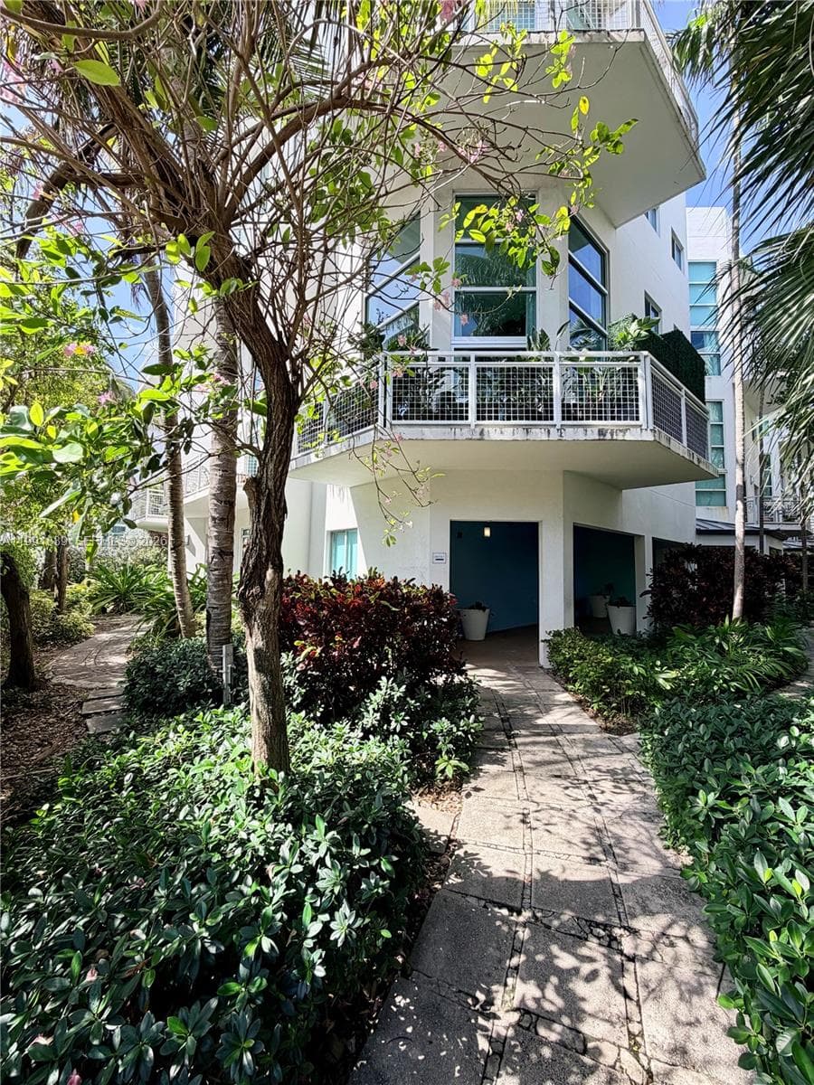 A11991839 — Miami Beach — 33